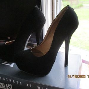 LADIES.  STILETTO .SIZE 7.. BLACK. NEW..QUPID.